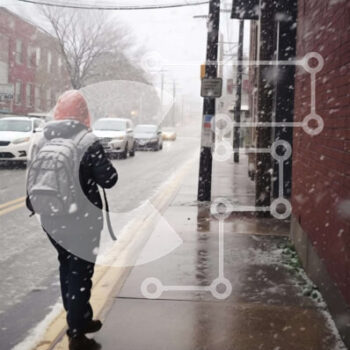 Intra Συλλεκτικό Ξύλινο Παζλ Plywood  4mm - Πρόσωπο που περπατά στη χιονισμένη πόλη Σε Ξύλινο Κουτί - Διαστάσεις Puzzle: 10x10 cm – 25 κομμάτια - Image 1