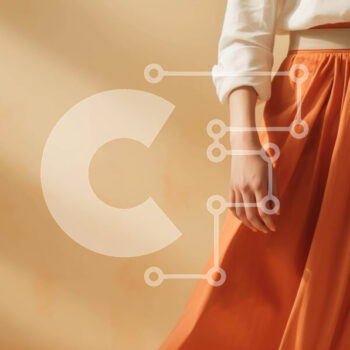 Intra Συλλεκτικό Ξύλινο Παζλ Plywood  4mm - Γυναίκα με πορτοκαλί φούστα και λευκό πουκάμισο που στέκεται μπροστά από τον κίτρινο τοίχο Σε Ξύλινο Κουτί - Διαστάσεις Puzzle: 10x10 cm – 25 κομμάτια - Image 1