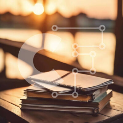 Intra Συλλεκτικό Ξύλινο Παζλ Plywood  4mm - Στοίβα από βιβλία και σημειωματάρια στο τραπέζι εξωτερικού χώρου με το ηλιοβασίλεμα Σε Ξύλινο Κουτί - Διαστάσεις Puzzle: 10x10 cm – 25 κομμάτια - Image 1