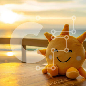 Intra Συλλεκτικό Ξύλινο Παζλ Plywood  4mm - Χαρούμενος κίτρινος γεμιστός ήλιος στο παραθαλάσσιο τραπέζι Σε Ξύλινο Κουτί - Διαστάσεις: 10x10 cm – 25 κομμάτια