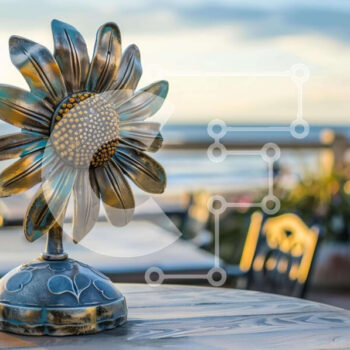 Intra Συλλεκτικό Ξύλινο Παζλ Plywood  4mm - Μεταλλικό γλυπτό λουλουδιών σε υπαίθριο τραπέζι κοντά στην παραλία Σε Ξύλινο Κουτί - Διαστάσεις Puzzle: 10x10 cm – 25 κομμάτια - Image 1