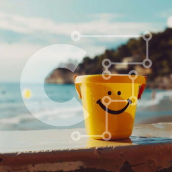 Intra Συλλεκτικό Ξύλινο Παζλ Plywood  4mm - Κίτρινος κουβάς με Smiley Face δίπλα στην παραλία Σε Ξύλινο Κουτί - Διαστάσεις Puzzle: 10x10 cm – 25 κομμάτια - Image 1