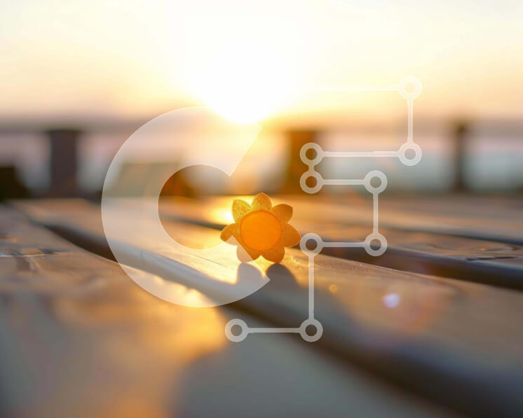 Intra Συλλεκτικό Ξύλινο Παζλ Plywood  4mm - Κίτρινο παιχνίδι λουλουδιών σε εξωτερικό ξύλινο τραπέζι στο ηλιοβασίλεμα Σε Ξύλινο Κουτί - Διαστάσεις: 10x10 cm – 25 κομμάτια