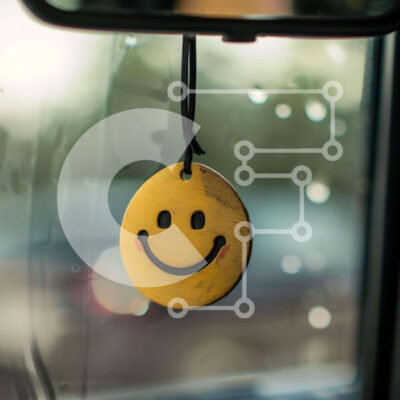 Intra Συλλεκτικό Ξύλινο Παζλ Plywood  4mm - Κίτρινο Smiley αποσμητικό προσώπου σε καθρέφτη αυτοκινήτου Σε Ξύλινο Κουτί - Διαστάσεις Puzzle: 10x10 cm – 25 κομμάτια - Image 1