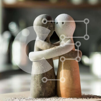 Intra Συλλεκτικό Ξύλινο Παζλ Plywood  4mm - Πήλινα ειδώλια που αγκαλιάζονται σε ξύλινη σανίδα κοπής με αλάτι Σε Ξύλινο Κουτί - Διαστάσεις Puzzle: 10x10 cm – 25 κομμάτια - Image 1