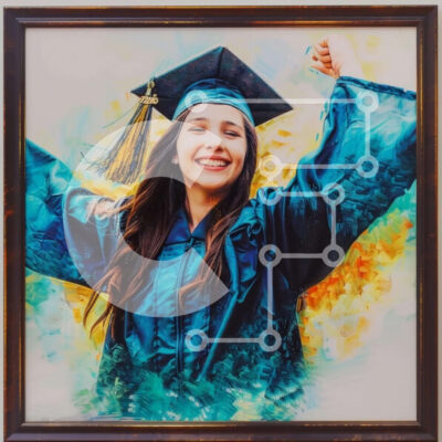 Intra Συλλεκτικό Ξύλινο Παζλ Plywood  4mm - Γυναίκα που γιορτάζει το επίτευγμα αποφοίτησης Σε Ξύλινο Κουτί - Διαστάσεις Puzzle: 10x10 cm – 25 κομμάτια - Image 1