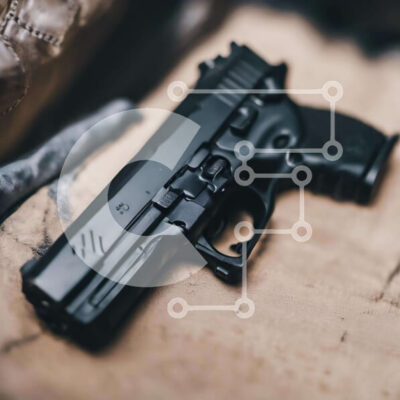 Intra Συλλεκτικό Ξύλινο Παζλ Plywood  4mm - Μαύρο πιστόλι σε ξύλινη επιφάνεια Σε Ξύλινο Κουτί - Διαστάσεις: 10x10 cm – 25 κομμάτια - Image 1