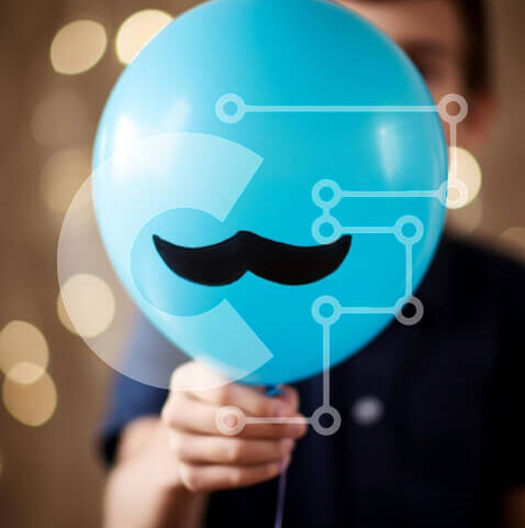 Intra Συλλεκτικό Ξύλινο Παζλ Plywood  4mm - Νεαρό αγόρι με φουσκωτό μπλε μπαλόνι και σημάδια από μουστάκι Σε Ξύλινο Κουτί - Διαστάσεις Puzzle: 10x10 cm – 25 κομμάτια - Image 1