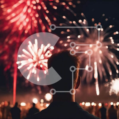 Intra Συλλεκτικό Ξύλινο Παζλ Plywood  4mm - Άνδρας που παρακολουθεί επίδειξη πυροτεχνημάτων σε μια εκδήλωση εορτασμού Σε Ξύλινο Κουτί - Διαστάσεις: 10x10 cm – 25 κομμάτια - Image 1