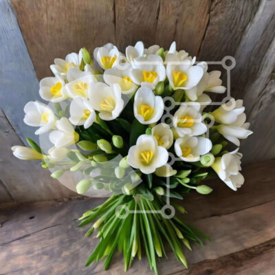 Intra Συλλεκτικό Ξύλινο Παζλ Plywood 4mm - Μπουκέτο με λευκά και κίτρινα λουλούδια σε ξύλινο φόντο Σε Ξύλινο Κουτί - Διαστάσεις: 10x10 cm – 25 κομμάτια - Image 1