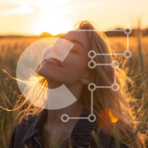 Intra Συλλεκτικό Ξύλινο Παζλ Plywood  4mm - Χαμογελαστή γυναίκα στο ανοιχτό πεδίο στο ηλιοβασίλεμα Σε Ξύλινο Κουτί - Διαστάσεις Puzzle: 10x10 cm – 25 κομμάτια