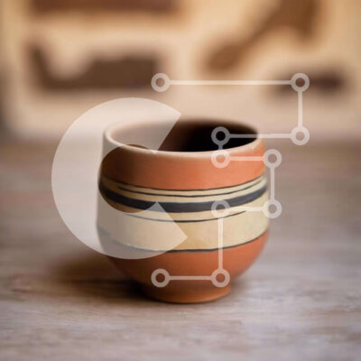 Intra Συλλεκτικό Ξύλινο Παζλ Plywood  4mm - Πορτοκαλί και μαύρο ριγέ κεραμικό κύπελλο σε ξύλινο τραπέζι Σε Ξύλινο Κουτί - Διαστάσεις Puzzle: 10x10 cm – 25 κομμάτια - Image 1