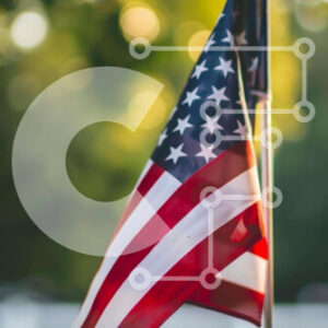 Intra Συλλεκτικό Ξύλινο Παζλ Plywood  4mm - Αμερικανική σημαία που κυματίζει στον άνεμο κοντά στο πράσινο Σε Ξύλινο Κουτί - Διαστάσεις Puzzle: 10x10 cm – 25 κομμάτια