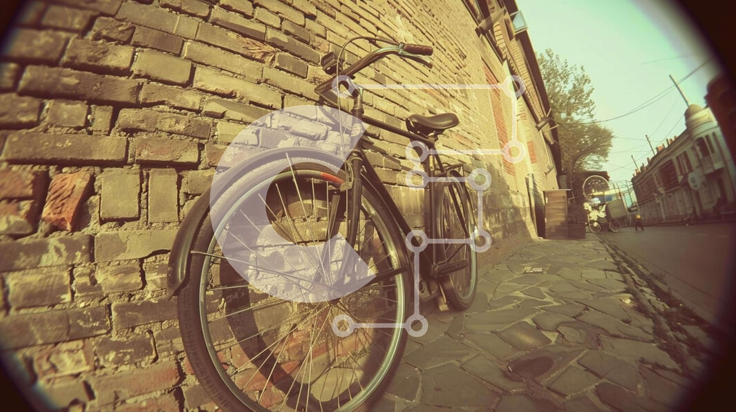 Intra Συλλεκτικό Ξύλινο Παζλ Plywood  4mm - Μαύρο ποδήλατο που ακουμπάει στον παλιό τοίχο από τούβλα Σε Ξύλινο Κουτί - Διαστάσεις Puzzle: 10x10 cm – 25 κομμάτια