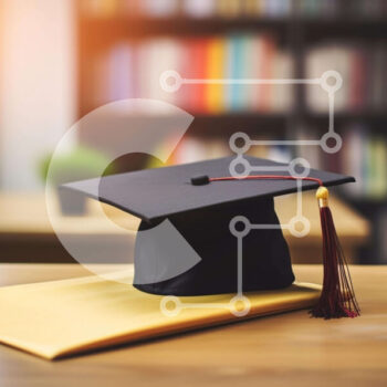 Intra Συλλεκτικό Ξύλινο Παζλ Plywood  4mm - Καπάκι αποφοίτησης σε κίτρινο χαρτί Σε Ξύλινο Κουτί - Διαστάσεις Puzzle: 10x10 cm – 25 κομμάτια - Image 1