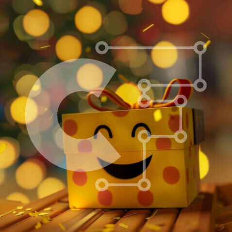 Intra Συλλεκτικό Ξύλινο Παζλ Plywood 4mm - Κουτί δώρου Smiley Face σε ξύλινο τραπέζι με χριστουγεννιάτικο δέντρο Σε Ξύλινο Κουτί - Διαστάσεις: 10x10 cm – 25 κομμάτια - Image 1