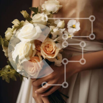 Intra Συλλεκτικό Ξύλινο Παζλ Plywood  4mm - Γυναίκα που κρατά μπουκέτο από λευκά και ροδακινί τριαντάφυλλα Σε Ξύλινο Κουτί - Διαστάσεις Puzzle: 10x10 cm – 25 κομμάτια - Image 1