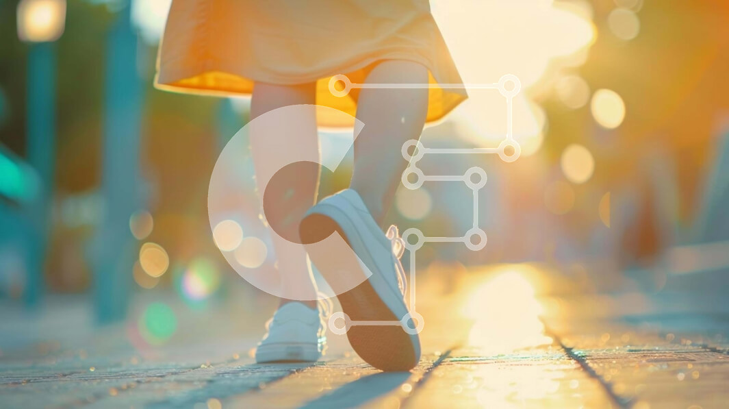 Intra Συλλεκτικό Ξύλινο Παζλ Plywood  4mm - Άτομο που περπατά σε εξωτερικούς χώρους με λευκά αθλητικά παπούτσια Σε Ξύλινο Κουτί - Διαστάσεις Puzzle: 10x10 cm – 25 κομμάτια