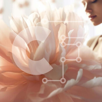 Intra Συλλεκτικό Ξύλινο Παζλ Plywood  4mm - Ξανθή γυναίκα που κρατά το τεράστιο ροζ λουλούδι Σε Ξύλινο Κουτί - Διαστάσεις Puzzle: 10x10 cm – 25 κομμάτια - Image 1