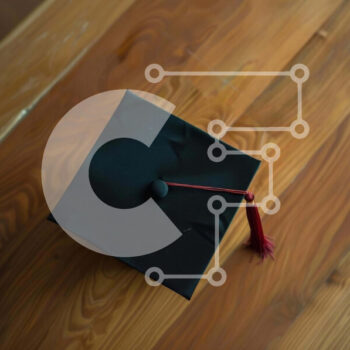 Intra Συλλεκτικό Ξύλινο Παζλ Plywood  4mm - Μαύρο καπάκι αποφοίτησης σε ξύλινο τραπέζι Σε Ξύλινο Κουτί - Διαστάσεις Puzzle: 10x10 cm – 25 κομμάτια - Image 1