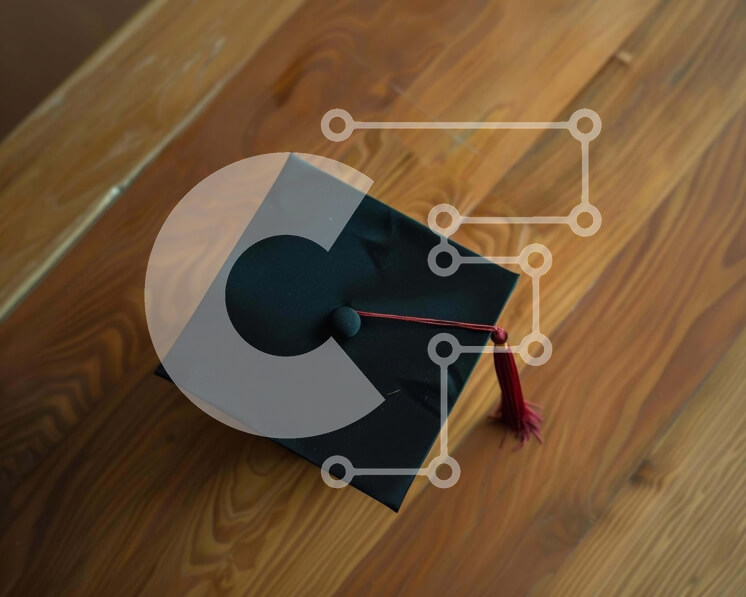 Intra Συλλεκτικό Ξύλινο Παζλ Plywood  4mm - Μαύρο καπάκι αποφοίτησης σε ξύλινο τραπέζι Σε Ξύλινο Κουτί - Διαστάσεις Puzzle: 10x10 cm – 25 κομμάτια