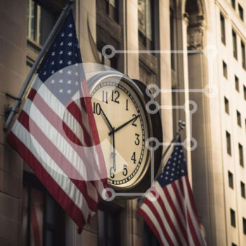 Intra Συλλεκτικό Ξύλινο Παζλ Plywood  4mm - Ρολόι που κρέμεται από αμερικανική σημαία και κτίρια Σε Ξύλινο Κουτί - Διαστάσεις Puzzle: 10x10 cm – 25 κομμάτια - Image 1