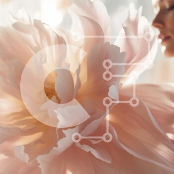 Intra Συλλεκτικό Ξύλινο Παζλ Plywood  4mm - Γυναίκα που κρατά το τεράστιο ροζ λουλούδι Σε Ξύλινο Κουτί - Διαστάσεις Puzzle: 10x10 cm – 25 κομμάτια - Image 1