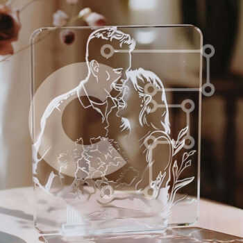 Intra Συλλεκτικό Ξύλινο Παζλ Plywood  4mm - Γυάλινο γλυπτό με εικόνα ανθρώπων που αγκαλιάζονται και φιλιούνται Σε Ξύλινο Κουτί - Διαστάσεις Puzzle: 10x10 cm – 25 κομμάτια - Image 1