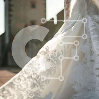 Intra Συλλεκτικό Ξύλινο Παζλ Plywood  4mm - Νυφικό με λευκή δαντέλα δίπλα στο παλιό κάστρο Σε Ξύλινο Κουτί - Διαστάσεις Puzzle: 10x10 cm – 25 κομμάτια - Image 1