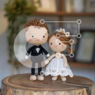 Intra Συλλεκτικό Ξύλινο Παζλ Plywood 4mm - Κροσέ κούκλες νύφης και γαμπρού σε ξύλινο κούτσουρο Σε Ξύλινο Κουτί - Διαστάσεις Puzzle: 10x10 cm – 25 κομμάτια - Image 1