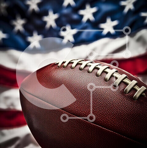 Intra Συλλεκτικό Ξύλινο Παζλ Plywood 4mm - Αμερικανικό ποδόσφαιρο με φόντο αμερικανική σημαία Σε Ξύλινο Κουτί - Διαστάσεις Puzzle: 10x10 cm – 25 κομμάτια - Image 1
