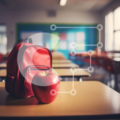 Intra Συλλεκτικό Ξύλινο Παζλ Plywood  4mm - Κόκκινο σακίδιο πλάτης και μήλο στην κενή τάξη Σε Ξύλινο Κουτί - Διαστάσεις Puzzle: 10x10 cm – 25 κομμάτια - Image 1