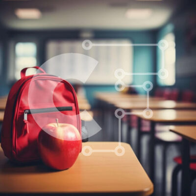 Intra Συλλεκτικό Ξύλινο Παζλ Plywood  4mm - Κόκκινο σακίδιο πλάτης και μήλο σε μια άδεια τάξη Σε Ξύλινο Κουτί - Διαστάσεις Puzzle: 10x10 cm – 25 κομμάτια - Image 1