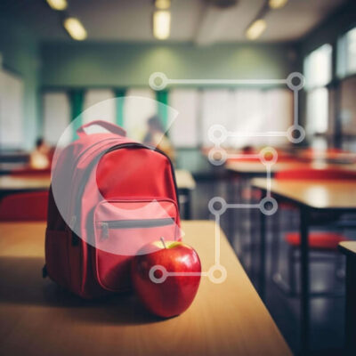 Intra Συλλεκτικό Ξύλινο Παζλ Plywood  4mm - Κόκκινο σακίδιο πλάτης και μήλο στην κενή τάξη Σε Ξύλινο Κουτί - Διαστάσεις Puzzle: 10x10 cm – 25 κομμάτια - Image 1