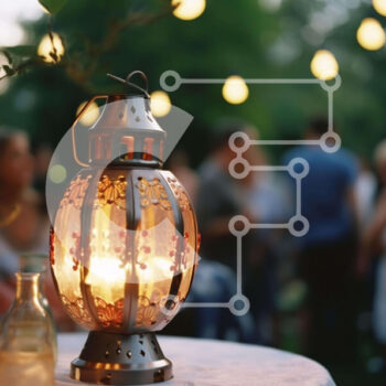 Intra Συλλεκτικό Ξύλινο Παζλ Plywood  4mm - Φανάρι υπό το φως των κεριών σε υπαίθριο τραπέζι με ανθρώπους Σε Ξύλινο Κουτί - Διαστάσεις Puzzle: 10x10 cm – 25 κομμάτια - Image 1