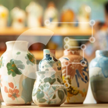 Intra Συλλεκτικό Ξύλινο Παζλ Plywood  4mm - Γυναίκα που θαυμάζει τα πολύχρωμα κεραμικά βάζα στην γκαλερί τέχνης Σε Ξύλινο Κουτί - Διαστάσεις Puzzle: 10x10 cm – 25 κομμάτια - Image 1