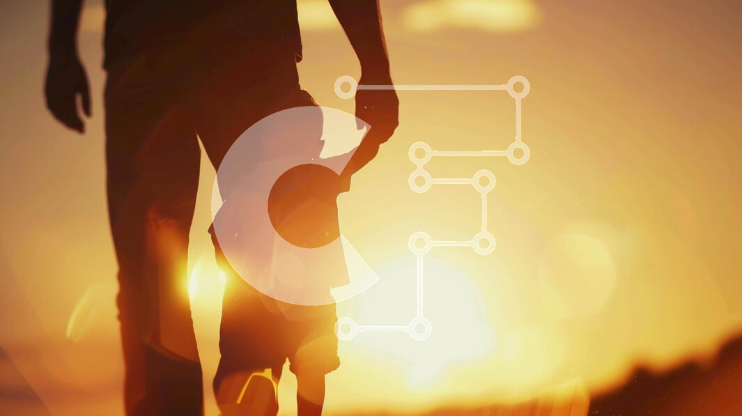 Intra Συλλεκτικό Ξύλινο Παζλ Plywood  4mm - Σιλουέτα του άνδρα και του παιδιού που κρατούν τα χέρια στην παραλία στο ηλιοβασίλεμα Σε Ξύλινο Κουτί - Διαστάσεις Puzzle: 10x10 cm – 25 κομμάτια