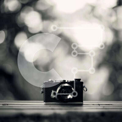 Intra Συλλεκτικό Ξύλινο Παζλ Plywood  4mm - Vintage κάμερα σε ξύλινο πάγκο Σε Ξύλινο Κουτί - Διαστάσεις: 10x10 cm – 25 κομμάτια - Image 1