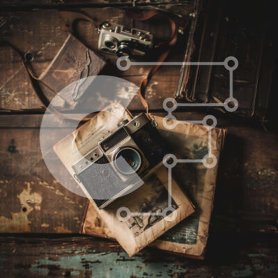 Intra Συλλεκτικό Ξύλινο Παζλ Plywood  4mm - Vintage κάμερα και βαλίτσες σε ξύλινο τραπέζι Σε Ξύλινο Κουτί - Διαστάσεις: 10x10 cm – 25 κομμάτια - Image 1