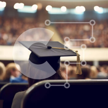 Intra Συλλεκτικό Ξύλινο Παζλ Plywood  4mm - Γυναίκα με καπάκι αποφοίτησης στο αμφιθέατρο Σε Ξύλινο Κουτί - Διαστάσεις Puzzle: 10x10 cm – 25 κομμάτια - Image 1