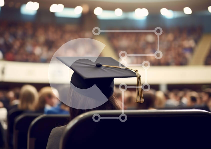 Intra Συλλεκτικό Ξύλινο Παζλ Plywood  4mm - Γυναίκα με καπάκι αποφοίτησης στο αμφιθέατρο Σε Ξύλινο Κουτί - Διαστάσεις Puzzle: 10x10 cm – 25 κομμάτια