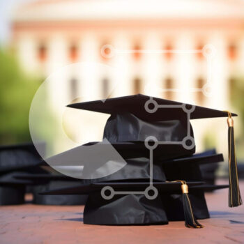 Intra Συλλεκτικό Ξύλινο Παζλ Plywood  4mm - Μαύρα καπέλα αποφοίτησης μπροστά από ένα ακαδημαϊκό κτίριο Σε Ξύλινο Κουτί - Διαστάσεις Puzzle: 10x10 cm – 25 κομμάτια - Image 1