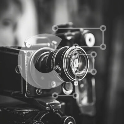 Intra Συλλεκτικό Ξύλινο Παζλ Plywood  4mm - Vintage φιλμ φωτογραφική μηχανή με άτομο που βγάζει φωτογραφίες Σε Ξύλινο Κουτί - Διαστάσεις: 10x10 cm – 25 κομμάτια - Image 1