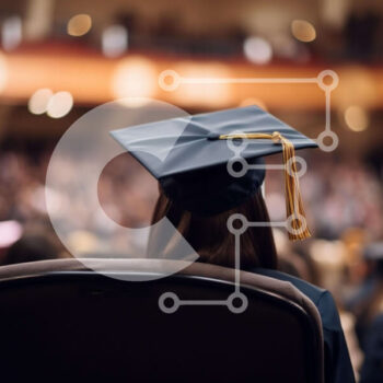 Intra Συλλεκτικό Ξύλινο Παζλ Plywood  4mm - Γυναίκα με καπάκι αποφοίτησης στο αμφιθέατρο Σε Ξύλινο Κουτί - Διαστάσεις Puzzle: 10x10 cm – 25 κομμάτια - Image 1