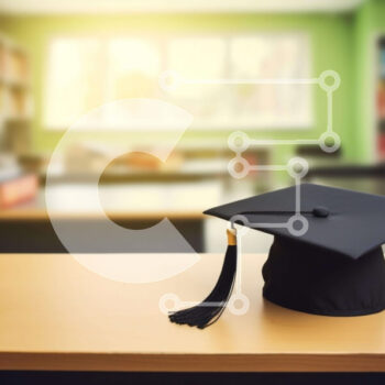 Intra Συλλεκτικό Ξύλινο Παζλ Plywood  4mm - Μαύρο καπάκι αποφοίτησης σε ξύλινο τραπέζι Σε Ξύλινο Κουτί - Διαστάσεις Puzzle: 10x10 cm – 25 κομμάτια - Image 1