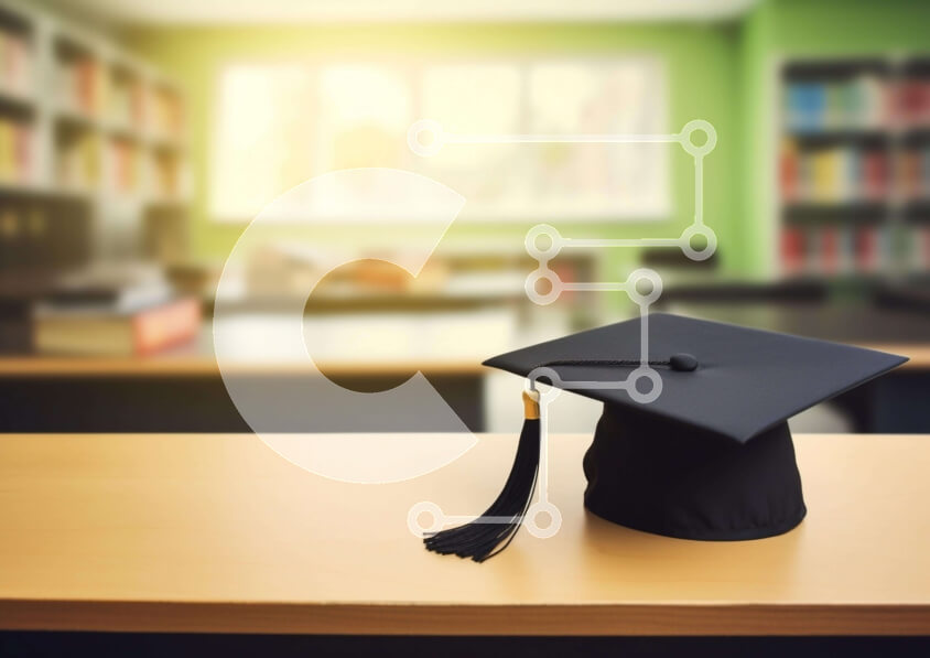 Intra Συλλεκτικό Ξύλινο Παζλ Plywood  4mm - Μαύρο καπάκι αποφοίτησης σε ξύλινο τραπέζι Σε Ξύλινο Κουτί - Διαστάσεις Puzzle: 10x10 cm – 25 κομμάτια