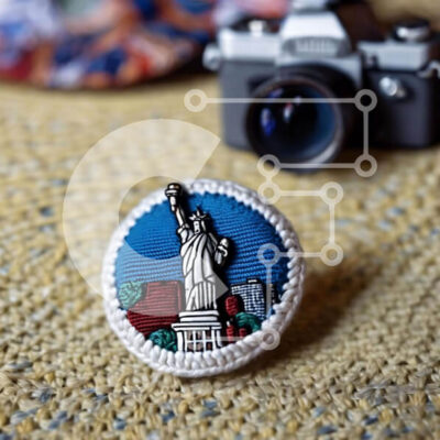 Intra Συλλεκτικό Ξύλινο Παζλ Plywood  4mm - Καρφίτσα άγαλμα της ελευθερίας σε πορτοκαλί χαλί με κάμερα Σε Ξύλινο Κουτί - Διαστάσεις Puzzle: 10x10 cm – 25 κομμάτια - Image 1