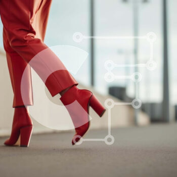 Intra Συλλεκτικό Ξύλινο Παζλ Plywood  4mm - Γυναίκα με κόκκινα ψηλοτάκουνα που περπατά στο πεζοδρόμιο Σε Ξύλινο Κουτί - Διαστάσεις Puzzle: 10x10 cm – 25 κομμάτια - Image 1