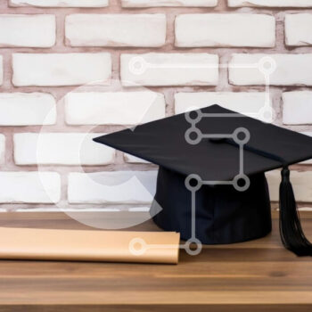 Intra Συλλεκτικό Ξύλινο Παζλ Plywood  4mm - Μαύρο καπάκι αποφοίτησης και δίπλωμα σε ξύλινο τραπέζι Σε Ξύλινο Κουτί - Διαστάσεις Puzzle: 10x10 cm – 25 κομμάτια - Image 1