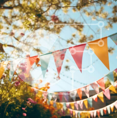 Intra Συλλεκτικό Ξύλινο Παζλ Plywood  4mm - Πολύχρωμες σημαίες και φωτάκια σε εξωτερικό χώρο Σε Ξύλινο Κουτί - Διαστάσεις Puzzle: 10x10 cm – 25 κομμάτια - Image 1